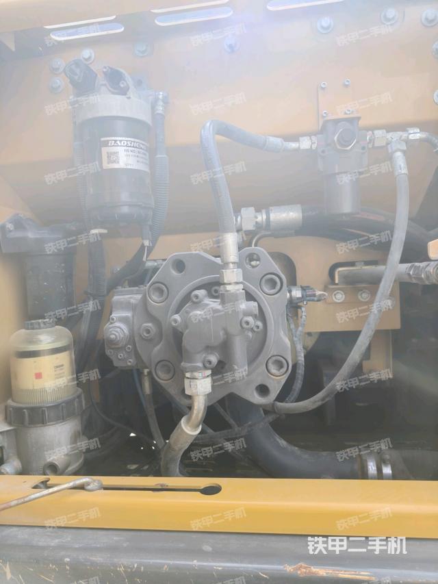 液压泵舱室正面整体(整机外观) 液压泵舱室正面整体(整机外观)