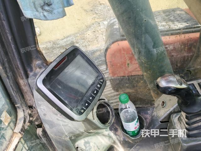 驾驶室整体(整机外观) 驾驶室整体(整机外观)