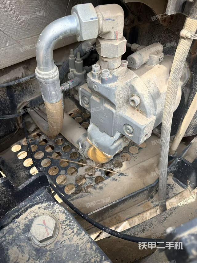 液压泵舱室正面整体(整机外观) 液压泵舱室正面整体(整机外观)