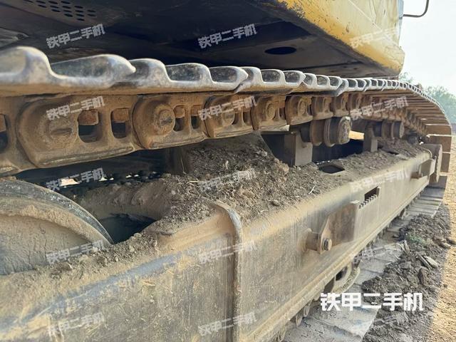單側(cè)履帶整體(整機(jī)外觀) 單側(cè)履帶整體(整機(jī)外觀)