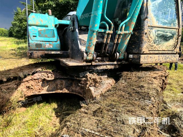 转盘和下车架正前(工作和回转装置) 转盘和下车架正前(工作和回转装置)