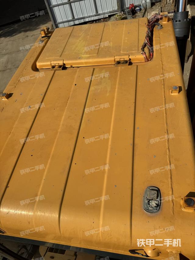 駕駛室頂部(整機(jī)外觀) 駕駛室頂部(整機(jī)外觀)