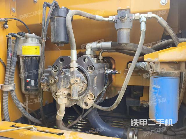 液壓泵艙室正面整體(整機外觀) 液壓泵艙室正面整體(整機外觀)