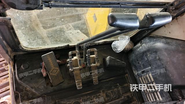 行走控制手柄和踏板 俯拍(驾驶室部分) 行走控制手柄和踏板 俯拍(驾驶室部分)