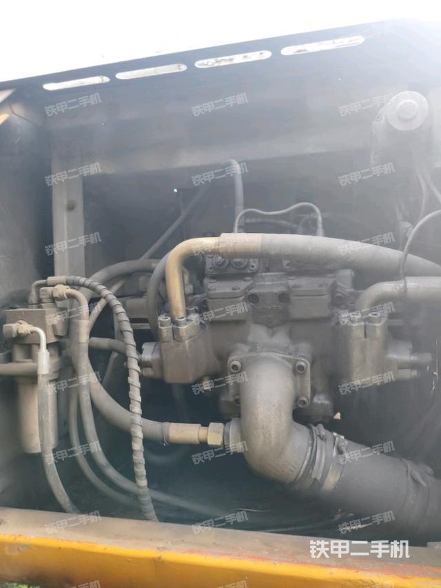 液壓泵艙室正面整體(整機(jī)外觀) 液壓泵艙室正面整體(整機(jī)外觀)