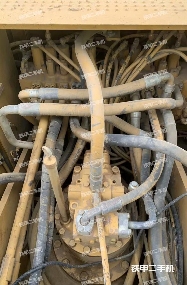 回转马达和主控阀(整机外观) 回转马达和主控阀(整机外观)