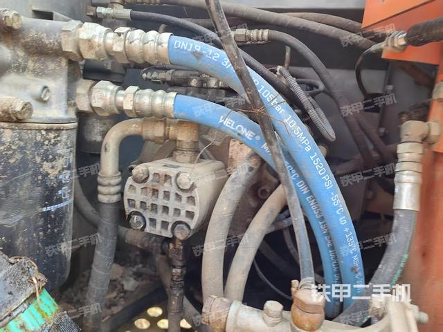 液压泵舱室正面整体(整机外观) 液压泵舱室正面整体(整机外观)