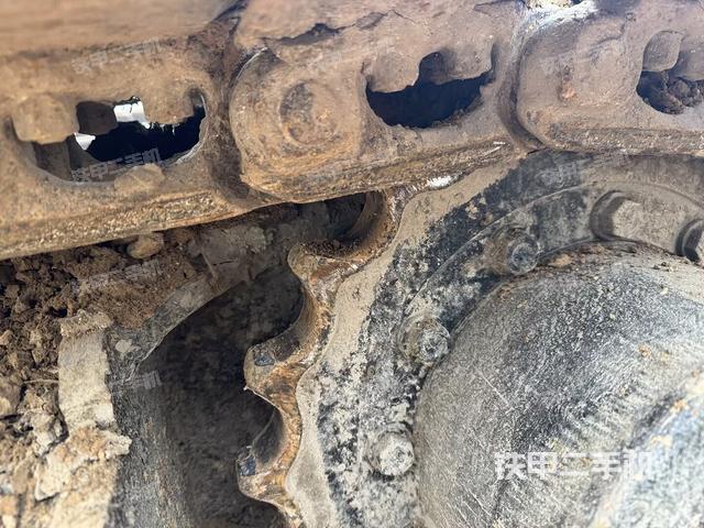 单侧履带整体(整机外观) 单侧履带整体(整机外观)