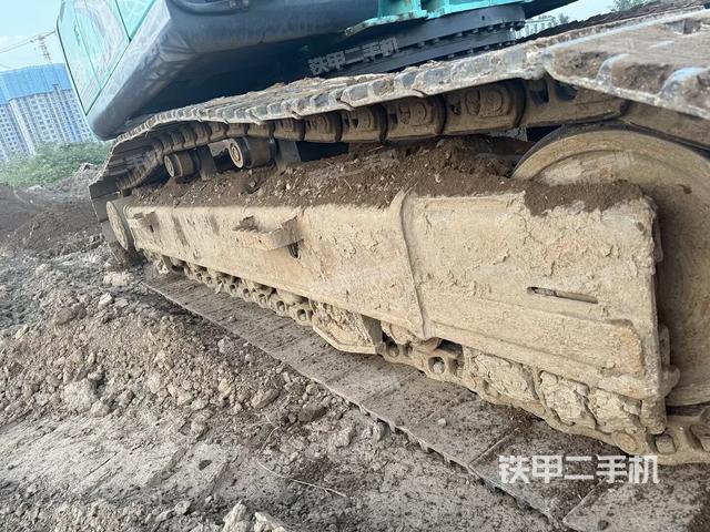 單側(cè)履帶整體(整機(jī)外觀) 單側(cè)履帶整體(整機(jī)外觀)