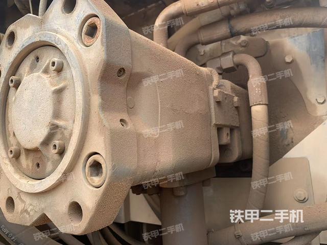 液压泵舱室正面整体(整机外观) 液压泵舱室正面整体(整机外观)