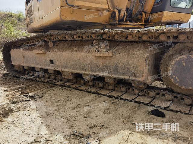 單側(cè)履帶整體(整機(jī)外觀) 單側(cè)履帶整體(整機(jī)外觀)