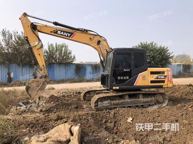 駕駛室頂部(整機(jī)外觀) 駕駛室頂部(整機(jī)外觀)