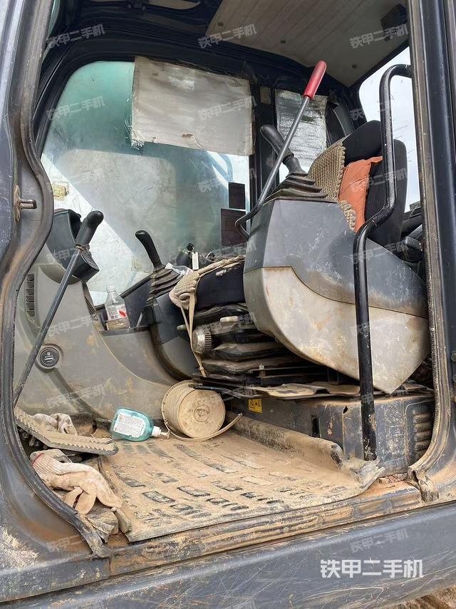 駕駛室整體(整機(jī)外觀) 駕駛室整體(整機(jī)外觀)