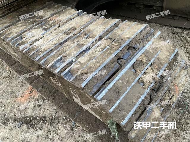 單側(cè)履帶整體(整機(jī)外觀) 單側(cè)履帶整體(整機(jī)外觀)