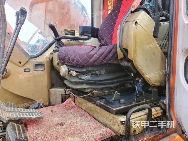 駕駛室整體(整機(jī)外觀) 駕駛室整體(整機(jī)外觀)