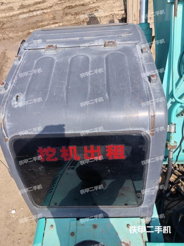驾驶室顶部(整机外观) 驾驶室顶部(整机外观)
