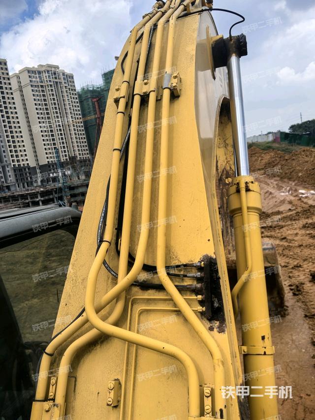 大臂背部俯視(工作和回轉(zhuǎn)裝置) 大臂背部俯視(工作和回轉(zhuǎn)裝置)