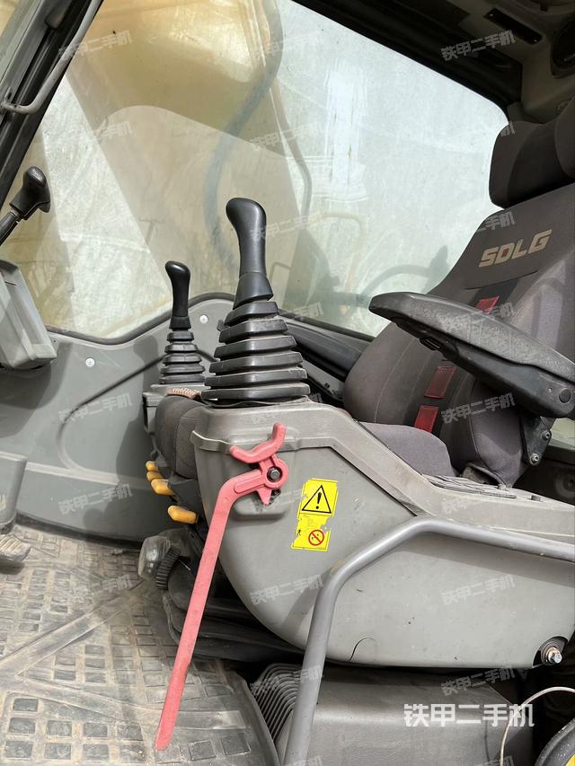 驾驶室整体(整机外观) 驾驶室整体(整机外观)