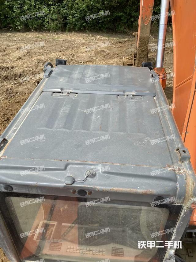 駕駛室頂部(整機(jī)外觀) 駕駛室頂部(整機(jī)外觀)