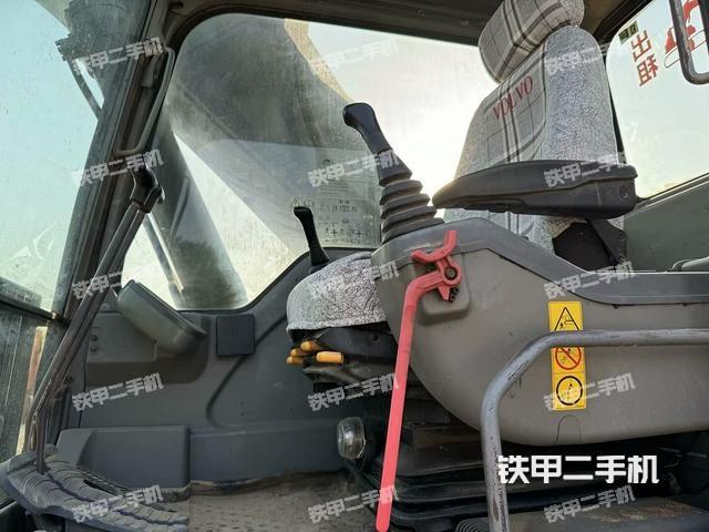 驾驶室整体(整机外观) 驾驶室整体(整机外观)