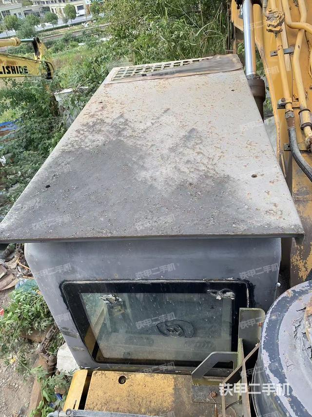 駕駛室頂部(整機(jī)外觀) 駕駛室頂部(整機(jī)外觀)