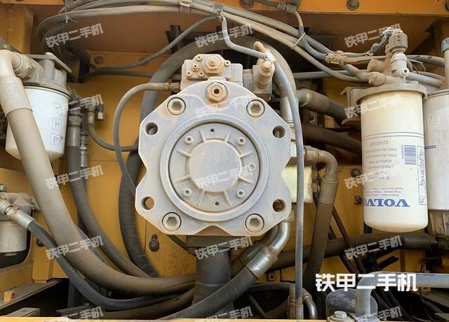 液压泵舱室正面整体(整机外观) 液压泵舱室正面整体(整机外观)