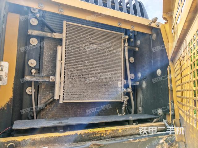 散熱器正面(大件艙室) 散熱器正面(大件艙室)