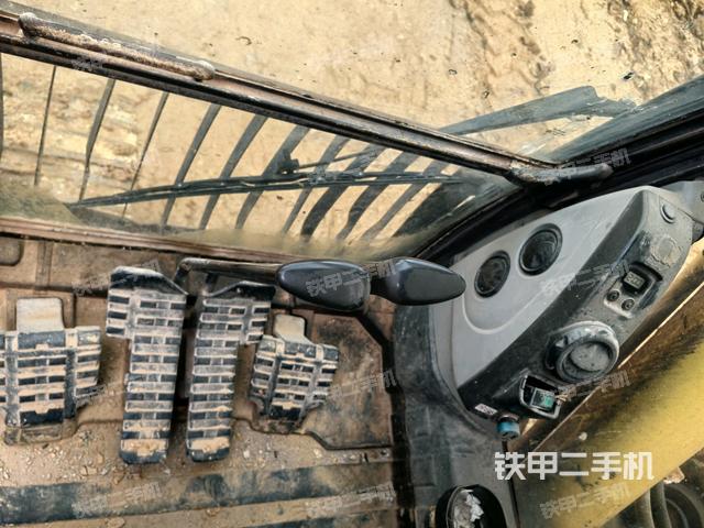 行走控制手柄和踏板?俯拍(駕駛室部分) 行走控制手柄和踏板?俯拍(駕駛室部分)