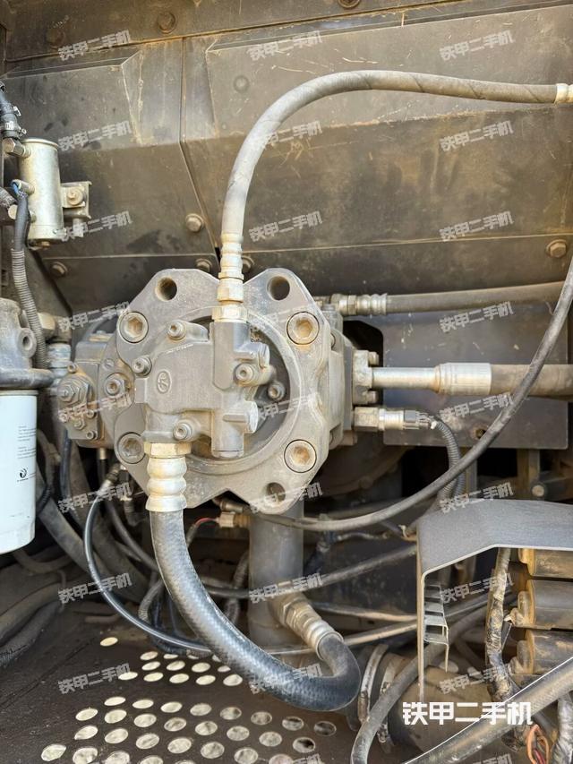 液壓泵艙室正面整體(整機(jī)外觀) 液壓泵艙室正面整體(整機(jī)外觀)