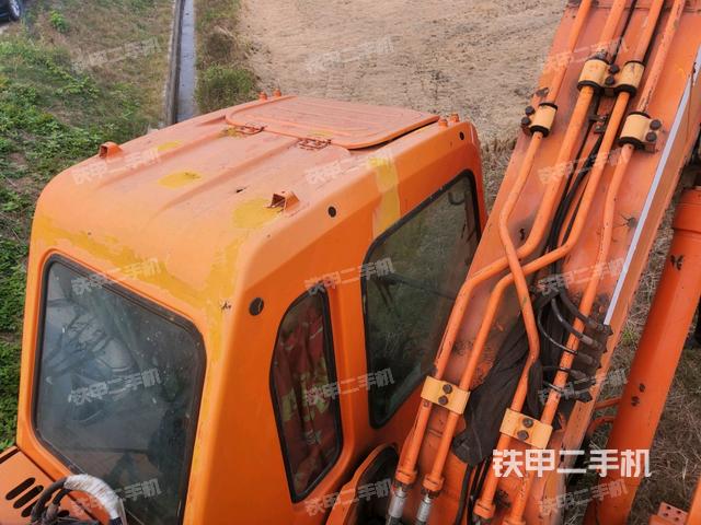 駕駛室頂部(整機(jī)外觀) 駕駛室頂部(整機(jī)外觀)
