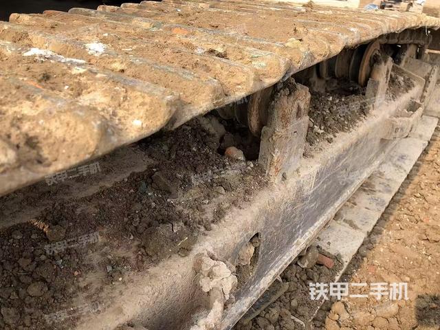 單側(cè)履帶整體(整機(jī)外觀) 單側(cè)履帶整體(整機(jī)外觀)
