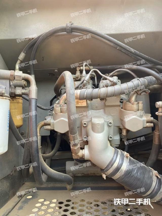 液壓泵艙室正面整體(整機(jī)外觀) 液壓泵艙室正面整體(整機(jī)外觀)