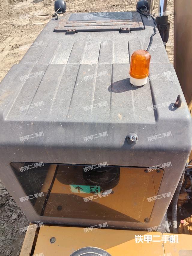 駕駛室頂部(整機(jī)外觀) 駕駛室頂部(整機(jī)外觀)