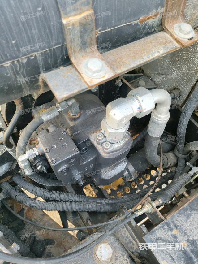 液压泵舱室正面整体(整机外观) 液压泵舱室正面整体(整机外观)