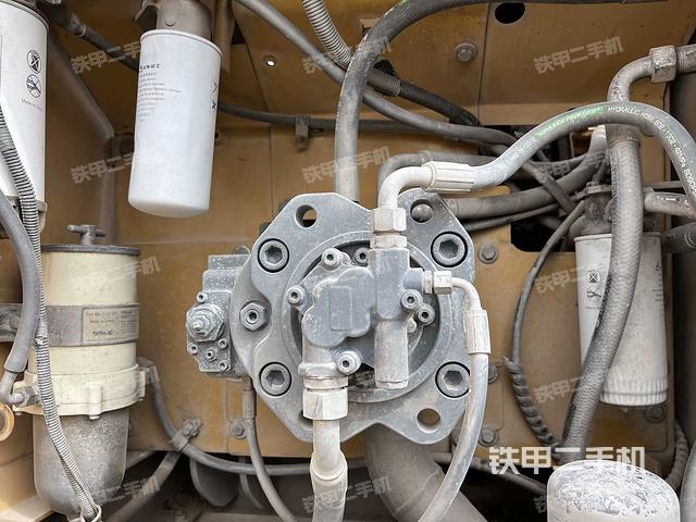 液压泵舱室正面整体(整机外观) 液压泵舱室正面整体(整机外观)
