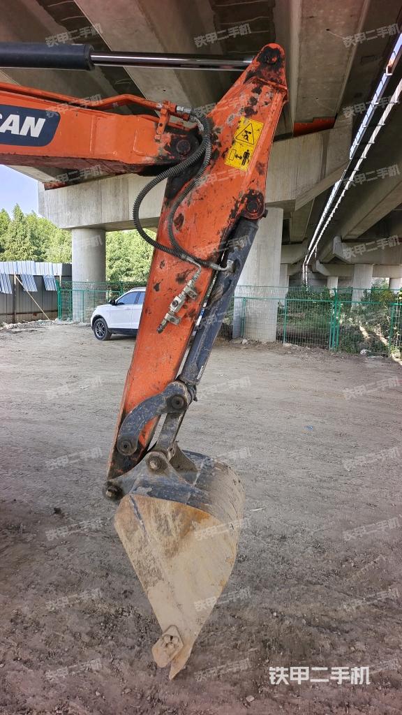 小臂整体右前(工作和回转装置) 小臂整体右前(工作和回转装置)