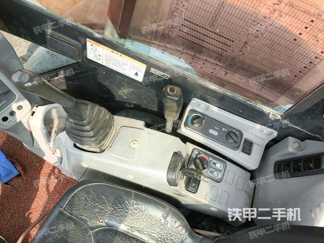 座椅右侧控制台/钥匙门/油门/含右手柄(驾驶室部分) 座椅右侧控制台/钥匙门/油门/含右手柄(驾驶室部分)
