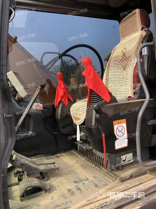 駕駛室整體(整機(jī)外觀) 駕駛室整體(整機(jī)外觀)