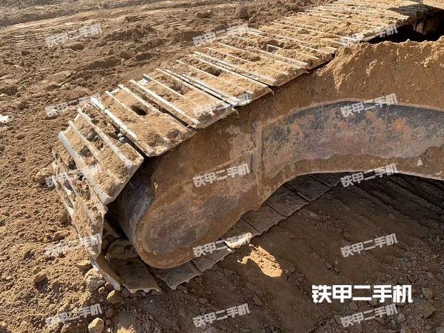 單側(cè)履帶整體(整機(jī)外觀) 單側(cè)履帶整體(整機(jī)外觀)