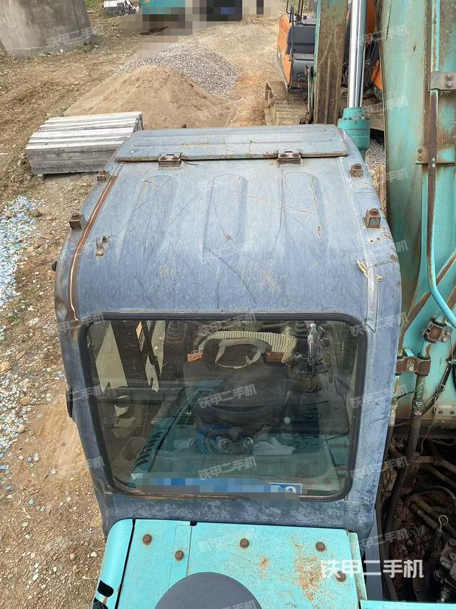 駕駛室頂部(整機(jī)外觀) 駕駛室頂部(整機(jī)外觀)