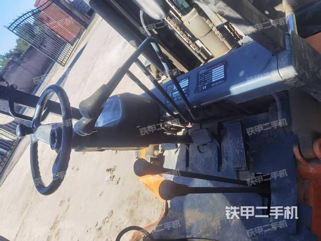 駕駛室操作臺(設(shè)備外觀及核心部件) 駕駛室操作臺(設(shè)備外觀及核心部件)