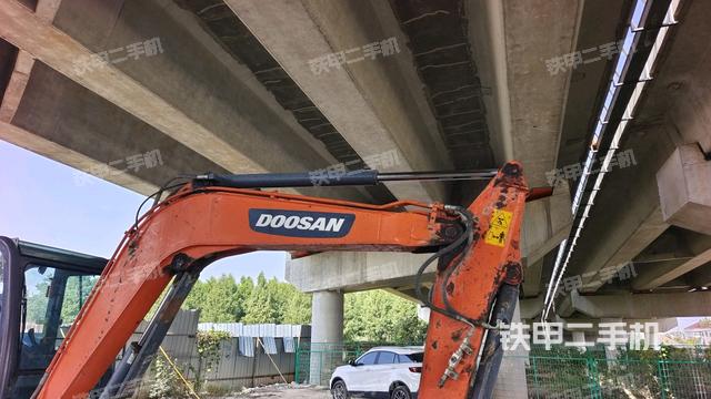 大臂整体 右侧(工作和回转装置) 大臂整体 右侧(工作和回转装置)