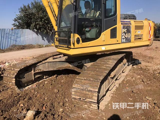驾驶室顶部(整机外观) 驾驶室顶部(整机外观)