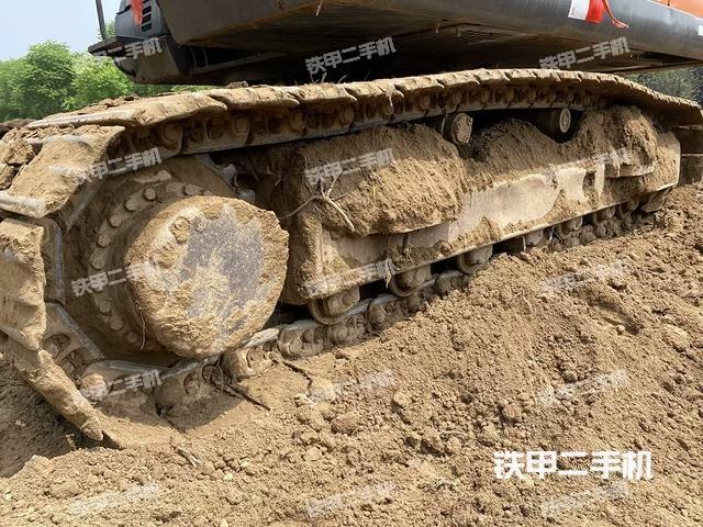 單側(cè)履帶整體(整機(jī)外觀) 單側(cè)履帶整體(整機(jī)外觀)