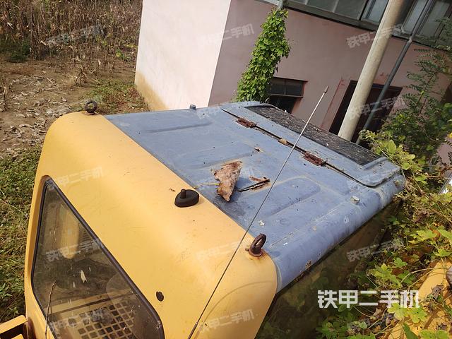 駕駛室頂部(整機(jī)外觀) 駕駛室頂部(整機(jī)外觀)