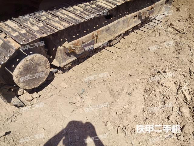 單側(cè)履帶整體(整機(jī)外觀) 單側(cè)履帶整體(整機(jī)外觀)