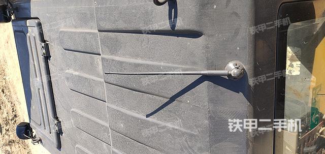 駕駛室頂部(整機(jī)外觀) 駕駛室頂部(整機(jī)外觀)