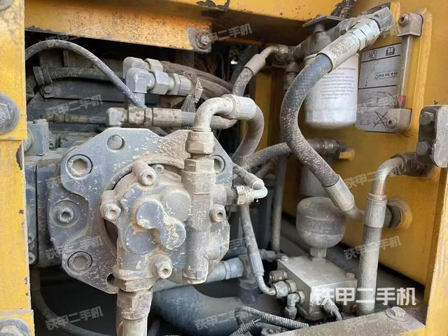 液壓泵艙室正面整體(整機(jī)外觀) 液壓泵艙室正面整體(整機(jī)外觀)
