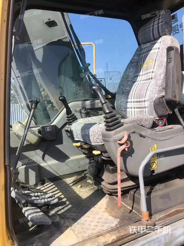 駕駛室整體(整機(jī)外觀) 駕駛室整體(整機(jī)外觀)