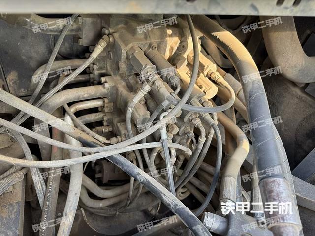 回轉(zhuǎn)馬達(dá)和主控閥(整機(jī)外觀) 回轉(zhuǎn)馬達(dá)和主控閥(整機(jī)外觀)